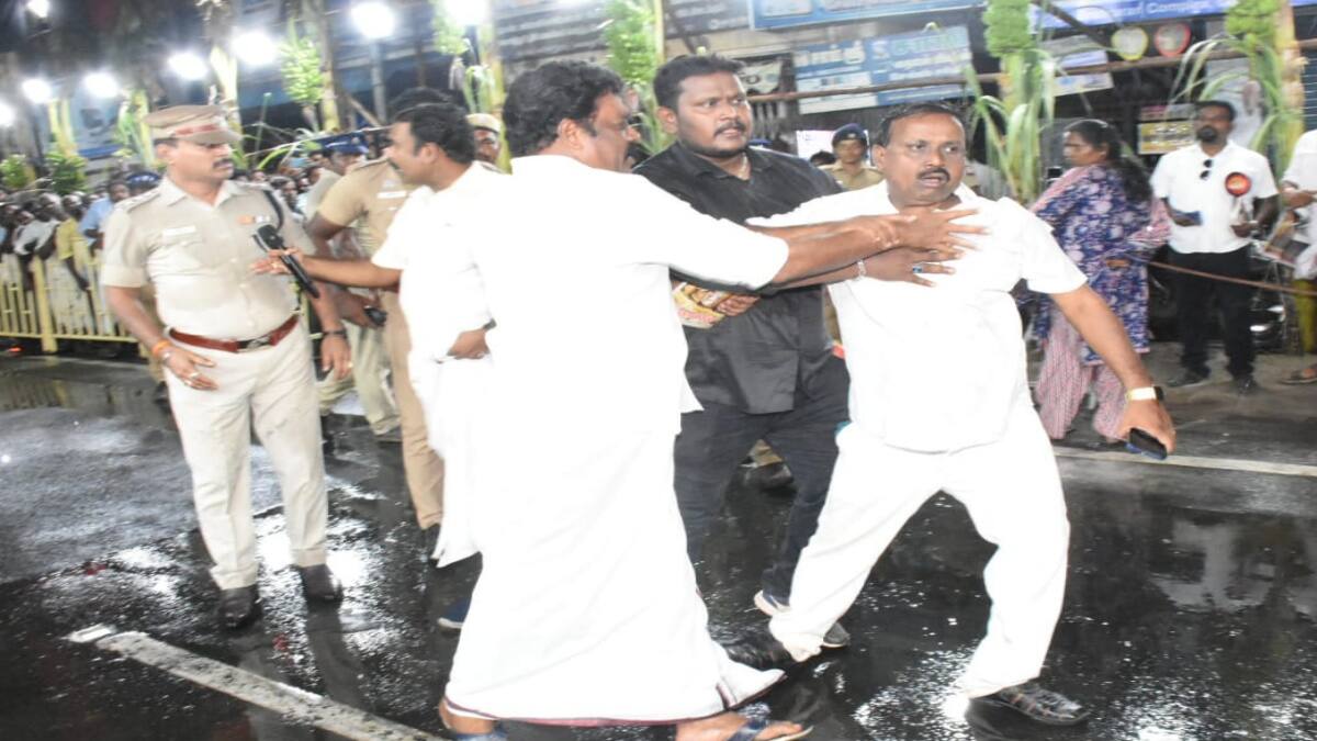 மயிலாடுதுறையில் முதல்வரின் ரோடு ஷோ நிகழ்வில் டிஎஸ்பிக்கு உதை...! என்ன நடந்தது...?