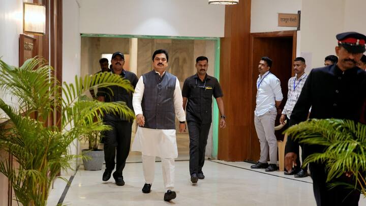 राम शिंदे हे माझे राजकीय विरोधक आहेत, पण उच्च पदावर बसलेल्या आपल्या मुलाला भेटायला जेंव्हा त्यांच्या मातोश्री विधीमंडळात आल्या तेंव्हा त्यांचा ऊर नक्कीच अभिमानाने भरुन आला असेल.