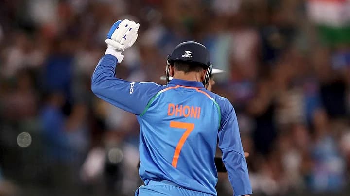 धोनी हो या फिर सचिन, क्रिकेट के अलावा भी ये दूसरे सोर्स से खूब ढेर सारा पैसा कमाते हैं. साथ ही संन्यास लेने के बाद उन्हें बीसीसीआई की तरफ से पेंशन के रूप में मोटा पैसा मिलता है.