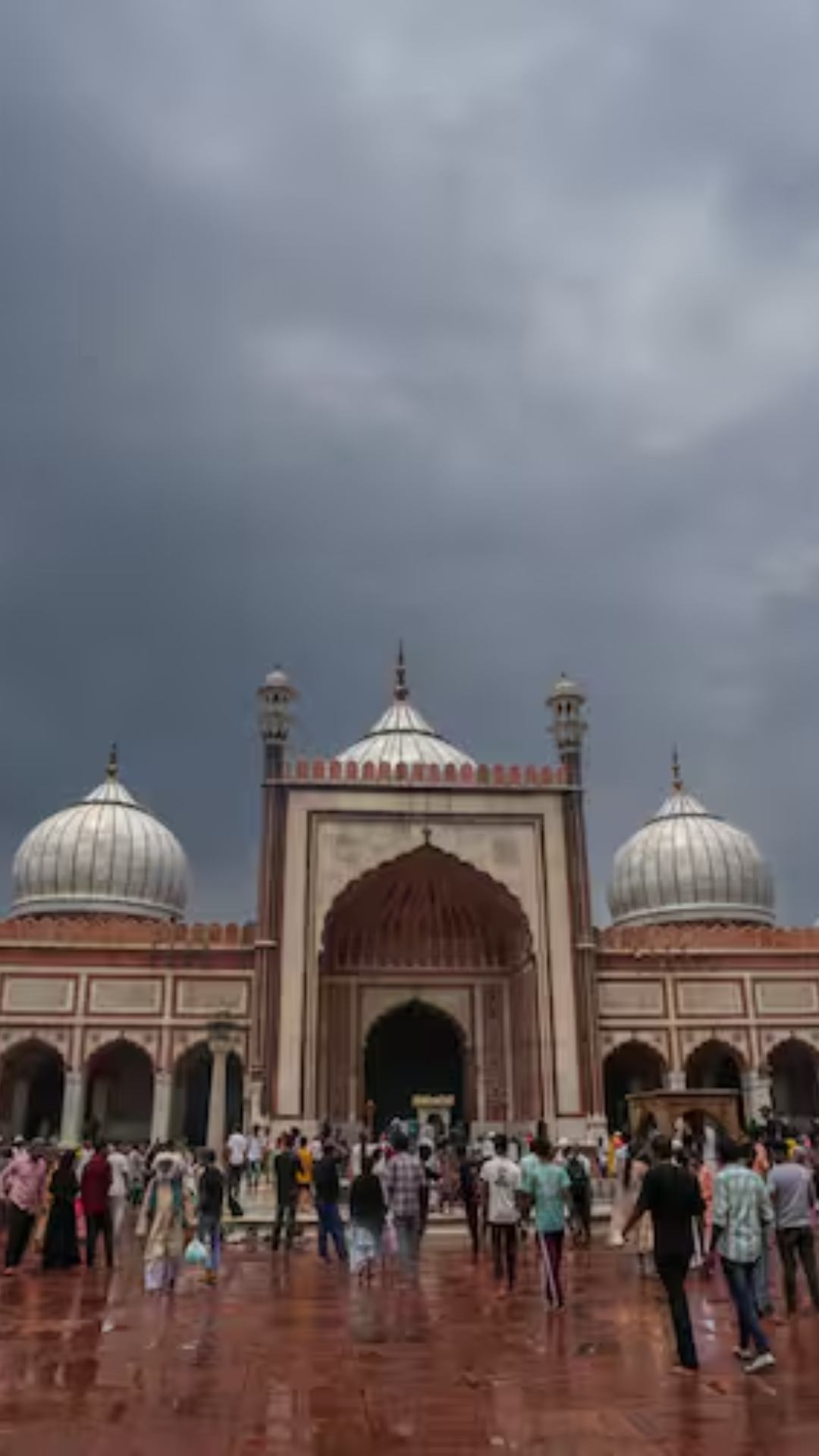 दिल्ली में मंगलवार से ही बादलों की घनी चादर छाई हुई है