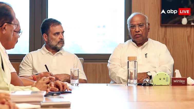 Mallikarjun Kharge Rahul Gandhi write to PM Modi demanding bill restore statehood of Jammu Kashmir 'जम्मू-कश्मीर को पूर्ण राज्य का दर्जा देने के लिए बने कानून', राहुल-खरगे ने पीएम मोदी को लेटर लिखकर की मांग