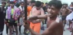 यूपी-उत्तराखंड बॉर्डर पर कांवड़ियों की गुंडई, कांवड़ियों के समूह ने दूसरे कांवड़िए को पीटा, गाड़ियों में तोड़फोड़