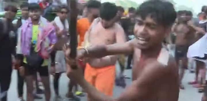 यूपी-उत्तराखंड के नारसन बॉर्डर पर आज दोपहर करीब 2 बजे कांवड़ यात्रा के दौरान कांवड़ियों ने जमकर बवाल किया और अन्य कांवड़ियों को पीटा जो पैदल घर वापस जाने के बजाए गाड़ियों से घर वापस जा रहे थे.