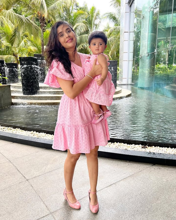 लिस्ट के अगले नंबर पर चारु असोपा हैं. उन्होंने भी अपने करियर में कई हिट सीरियल्स में काम किया है और अब अकेले ही अपनी बेटी को संभालती हैं. उनकी नेटवर्थ की बात करे तो एक्ट्रेस की कुल संपत्ति 6–7 करोड़ है. ब्रांड एंडोर्समेंट और कंटेंट क्रिएशन के जरिए वो मोटी कमाई करती हैं. रिपोर्ट्स की माने तो उनका क्लोथिंग बिजनेस भी है जिसका नाम चारुस क्लोसेट है.