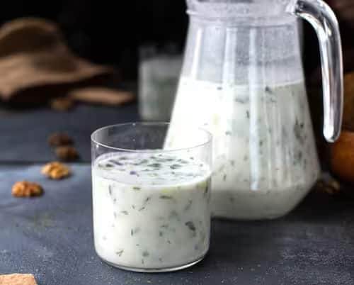 छाछ या दही का सेवन करें: छाछ और दही में मौजूद प्रोबायोटिक्स पाचन क्रिया को बेहतर बनाते हैं और पेट की गर्मी को शांत करते हैं। ये एसिड को बेअसर करने में भी कारगर हैं।
