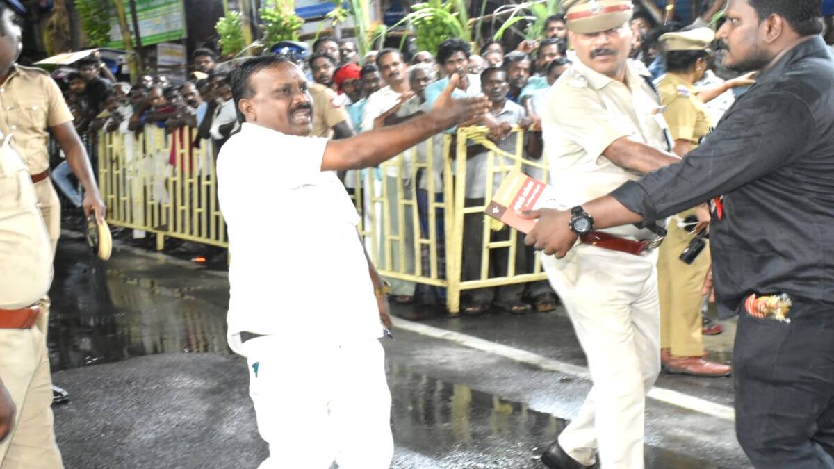 மயிலாடுதுறையில் முதல்வரின் ரோடு ஷோ நிகழ்வில் டிஎஸ்பிக்கு உதை...! என்ன நடந்தது...?