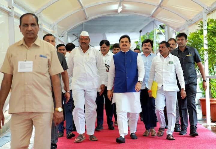 राम शिंदे यांनी नागपूर येथील हिवाळी अधिवेशनात विधानपरिषदेच्या सभापतीपदाचा पदभार स्वीकारला होता. त्यानंतर, राम शिंदे यांनी आपल्या कुटुंबीयांसमवेत पंतप्रधान नरेंद्र मोदींची भेट घेतली होती. तेव्हा देखील ते आपल्या आईंना घेऊन पंतप्रधान कार्यालयात गेले होते.