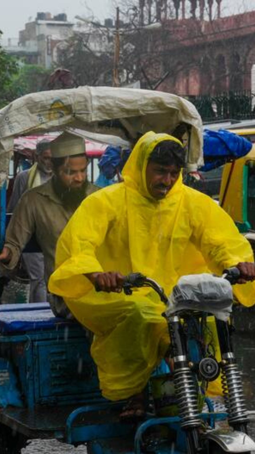 तेज बारिश के साथ आंधी और बिजली गिरने की चेतावनी भी दी गई है