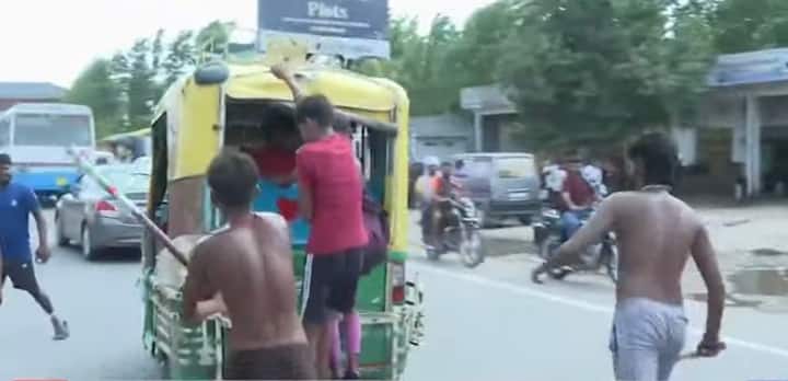 कांवड़ियों के भेष में मौजूद ये उपद्रवी जिस तरह से मारपीट और तोड़फोड़ कर रहे थे, वह सीधे तौर पर कानून व्यवस्था को चुनौती है जिसमें ज्यादातर कम उम्र के  युवा थे, लेकिन हिंसा ऐसे कर रहे थे जैसे दंगा ट्रेनिंग लेकर आए हों.