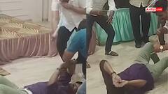 नागिन धुन पर झूम उठे अधिशासी अधिकारी, फ्लोर पर लोट-लोटकर किया डांस, वीडियो वायरल