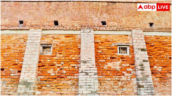 जलियांवाला बाग अमृतसर में स्थित है और 1919 के नरसंहार की दर्दनाक यादें संजोए हुए है. यहां की दीवार पर आज भी गोलियों के निशान देखे जा सकते हैं. भारत के स्वतंत्रता संग्राम के संघर्ष और इमोशंस को महसूस करने के लिए विदेशी पर्यटक यहां जरूर जाते हैं.