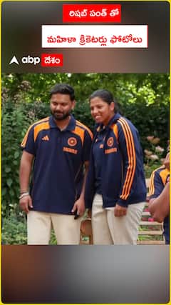 Women cricketers with Rishabh Pant