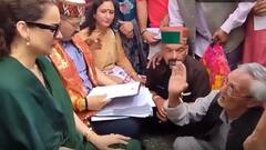 Netizens Slam Kangana Ranaut For Not Helping Old Himachali Man 'Sitting At Her Feet'