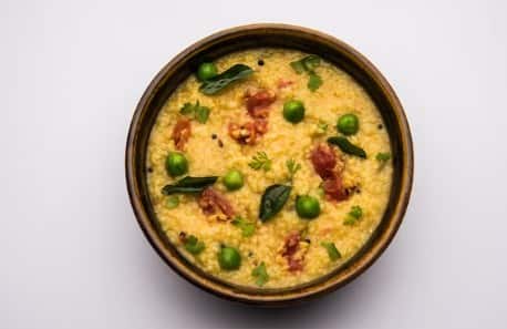 सूप या दलिया में मिलाएं: गर्म सूप या ओट्स दलिया में परोसने से पहले चिया सीड्स डालें. यह पेट को लंबे समय तक भरा रखता है और ओवरईटिंग से बचाता है.