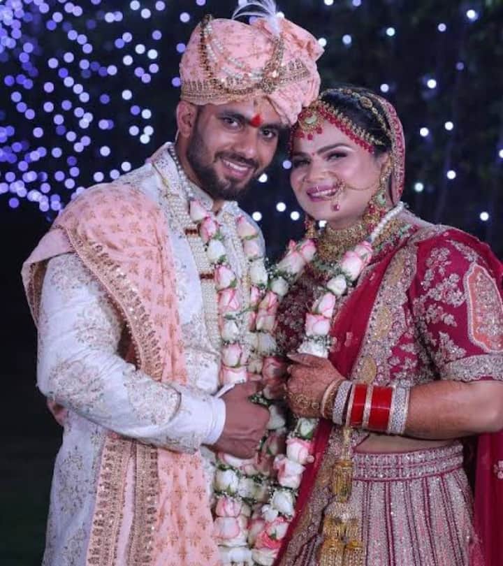 दिव्या काकरन की शादी 2023 में हुई थी, इस समय उनकी उम्र 25 वर्ष थी. शादी के करीब 2 साल बाद ही उनका तलाक हो गया, इसकी जानकारी उन्होंने सोशल मीडिया के माध्यम से दी. इस भावुक पोस्ट में उन्होंने बताया कि उन्होंने अपने पति सचिन प्रताप सिंह से अलग होने का फैसला किया है.