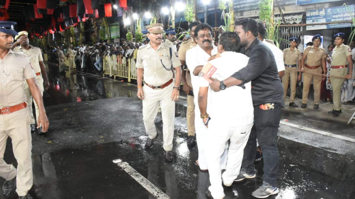 மயிலாடுதுறையில் முதல்வரின் ரோடு ஷோ நிகழ்வில் டிஎஸ்பிக்கு உதை...! என்ன நடந்தது...?