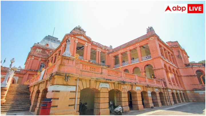 कपूरथला अपनी फ्रेंच वास्तुकला और शाही इतिहास के लिए जाना जाता है. जगजीत पैलेस, एलिसी पैलेस और कृष्ण मंदिर यहां के प्रमुख आकर्षण हैं. इसे पंजाब का पेरिस कहा जाता है, क्योंकि यहां के महलों के डिजाइन यूरोपियन स्टाइल के हैं.