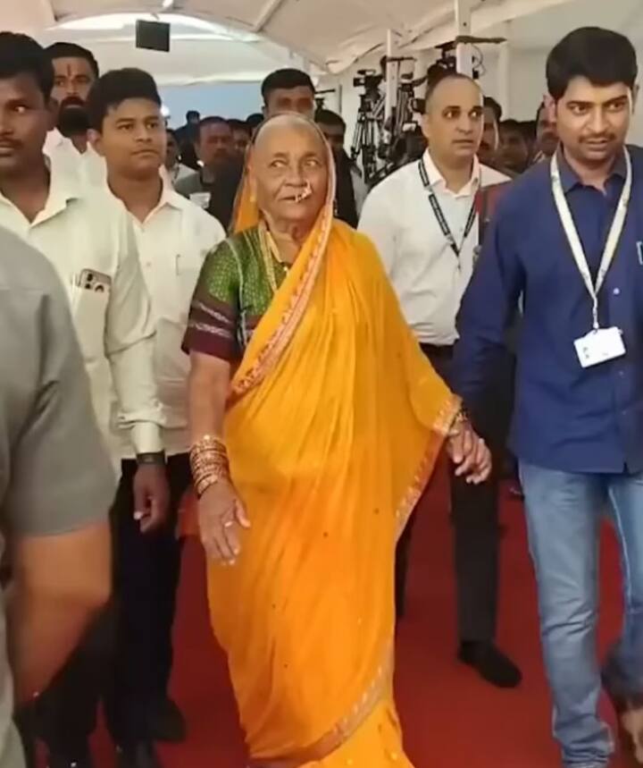 आपली संस्कृती-परंपरा जपणारी ही जुनी पिढी आजच्या नवीन पिढीसाठी नक्कीच आदर्शवत आहे. या मातेला माझाही दंडवत! असे म्हणत रोहित पवार यांनी राम शिंदेंच्या मातोश्रींचा व्हिडिओ शेअर केला आहे.