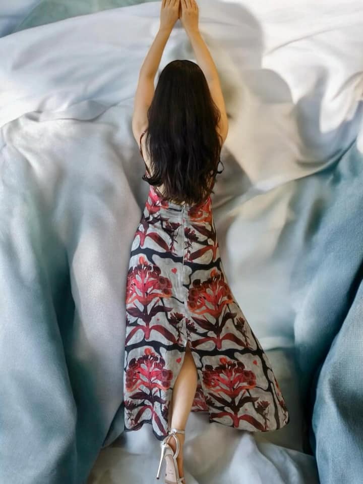 The gown’s print wasn’t your usual dainty flower-power moment; it was assertive, dramatic, and perfectly balanced with the muted grey base.