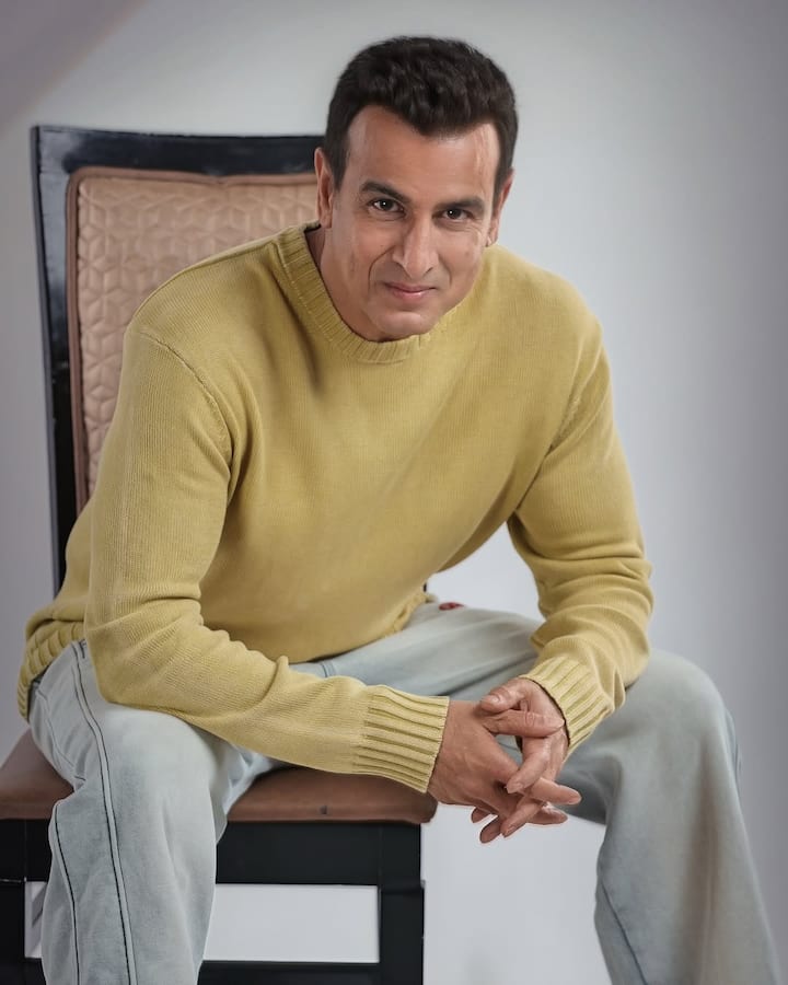 The first name in this list is Ronit Roy. He has made his name in TV and films. Even today, he is active in the industry but with this he has also increased the scope of his earnings. Apart from acting, Ronit Roy also runs a security agency named 'S Security and Protection'.