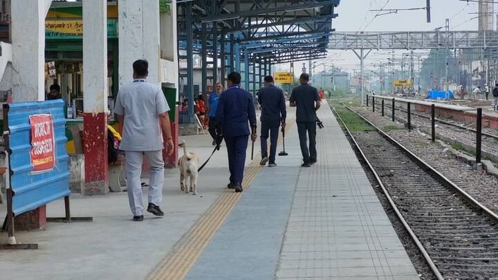 यूपी सरकार कांवड़ यात्रा को सकुशल संपन्न कराने के लिए लगातार प्रयासरत है. सरकार कांवड़ियों में जागरूकता, मार्ग में कावड़ियों को सुरक्षा व सुलभ रूप से यात्रा हो. इसके लिए विभिन्न प्रकार के अभियान चला रही है.