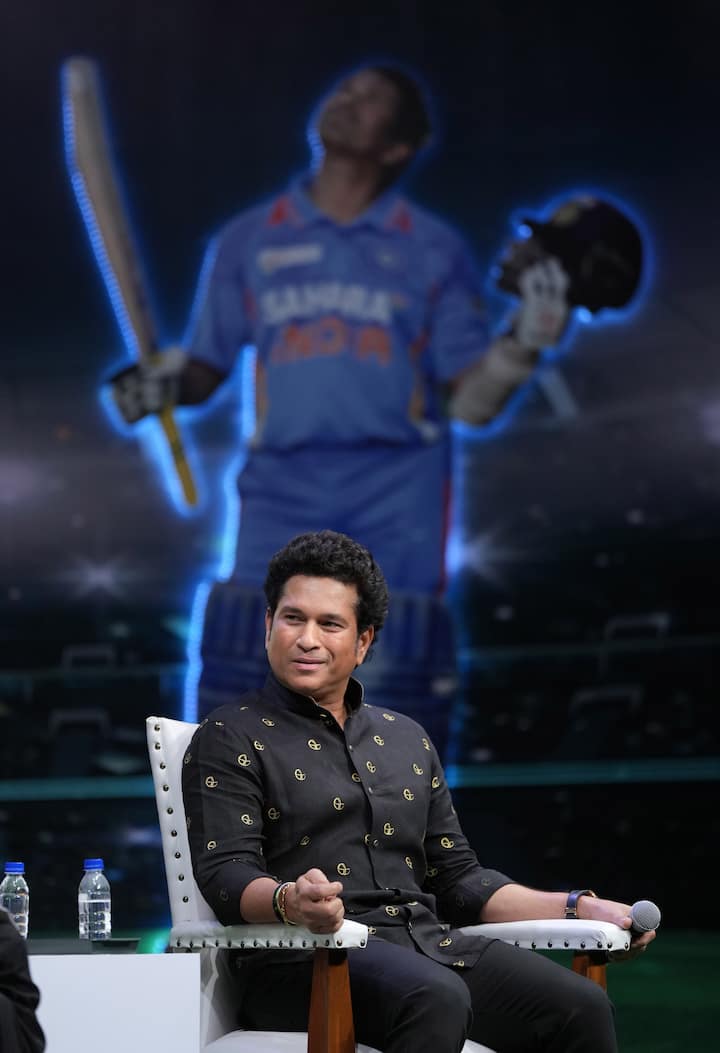 सचिन और धोनी ने भले ही इंटरनेशनल क्रिकेट से संन्यास ले लिया है. लेकिन वो अक्सर चर्चा में बने रहते हैं. दोनों ने ही अपने क्रिकेट करियर से नाम के साथ-साथ खूब पैसा कमाया है.