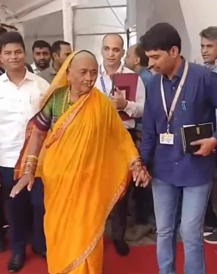 पत्रकारांच्या विनंतीवरुन आईसाहेब देखील सर्वांसाठी आपली अस्सल मराठमोळी, रुबाबदार पोज देऊन सर्वांचेच लक्ष वेधतात. त्यानंतर, त्यांच्यासमवेत असलेले सहकारी भामाबाई शिंदेंना घेऊन सभागृहात जातात.