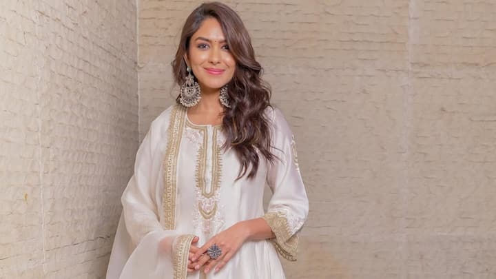 Mrunal opted for sophistication in this chanderi-silk peplum kurta with dogri salwar and scalloped hem dupatta. The outfit, which is adorned with Kashmiri Tilla and Parsi Gara embroidery, oozes traditional elegance ideal for celebrating festive occasions. (Image Source: Instagram/ mrunalthakur)
