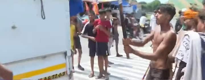 इन कथित भक्तों ने ऐसे यात्रियों को कांवड़ ‘चोर’ बताकर बसों, गाड़ियों और टेम्पो से खींचकर बाहर निकाला और उनकी बेरहमी से पिटाई की और कई वाहनों से जाने वाले कांवड़ियों से सड़क पर उट्ठक-बैठक करवाई गई साथ ही जिस गाड़ियों से कांवड़िये घर जा रहे थे उनके अन्य कांवड़ियों के झुंड ने तोड़फोड़ की, शीशे फोड़े गए और ये सब खुलेआम भगवान शिव के जयकारों के बीच हो रहा था.