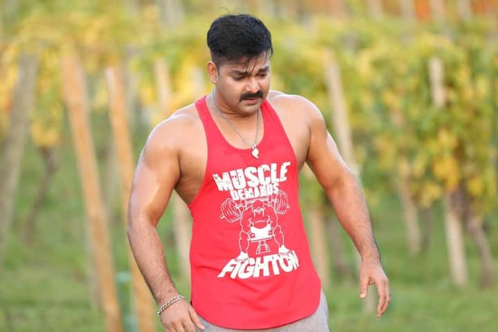 अभिनेता की फिल्म और गाने लोगों को बहुत ही पसंद आते हैं. रिलीज के पहले ही उनके फिल्मों का बज बना रहता है. पवन सिंह का क्रेज ऐसा है कि लोग इनकी एक झलक पाने के लिए बेताब रहते हैं.