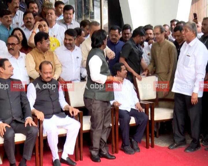 विधानपरिषदेचे विरोधी पक्षनेते अंबादास दानवे यांच्या निरोप समारंभाच्या निमित्तानं विधानभवनाच्या आवारात मुख्यमंत्री देवेंद्र फडणवीस, उपमुख्यमंत्री एकनाथ शिंदे, उपमुख्यमंत्री अजित पवार, विधानसभेचे अध्यक्ष राहुल नार्वेकर, उपाध्यक्ष अण्णा बनसोडे, उच्च व तंत्र शिक्षण मंत्री चंद्रकांत दादा पाटील, विधान परिषदेचे सभापती राम शिंदे, उपसभापती नीलम गोऱ्हे, चंद्रशेखर बावनकुळे यांच्या उपस्थितीत फोटो सेशन करणं सुरु होतं.