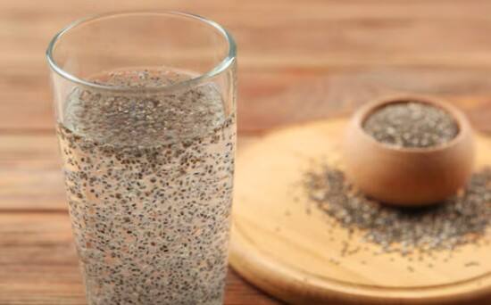 सुबह खाली पेट चिया वाटर: 1 ग्लास पानी में 1 चम्मच चिया बीज रातभर भिगो दें. सुबह खाली पेट पिएं। इससे मेटाबॉलिज्म बूस्ट होता है और पेट लंबे समय तक भरा रहता है.