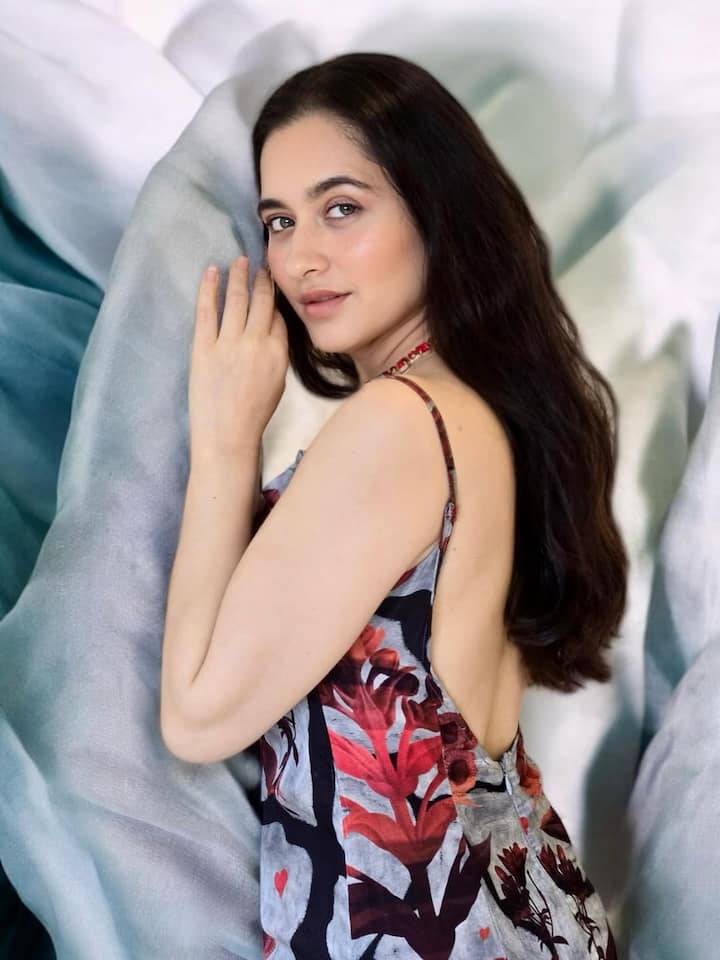 Hair left open and flowing with a centre parting gave her the perfect effortless charm.