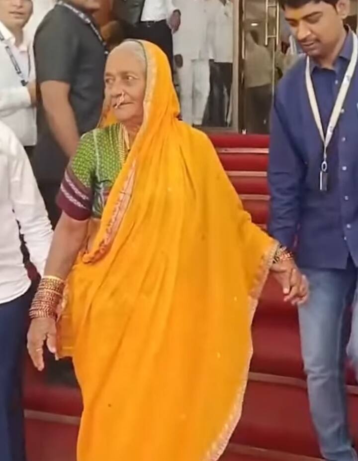 महाराष्ट्राच्या विधिमंडळात नाकात नथणी, अंगावर नऊवारी इरकलचं लुगडं घालून भामाबाई शिंदे येतात, तेव्हा कॅमेऱ्याचे डोळे आपसुकच त्यांच्याकडे वळतात. मात्र, जेव्हा ह्या मातोश्री सभापती राम शिंदेंच्या आई आहेत हे समजते, तेव्हा मात्र मोठ्या संख्येने कॅमेऱ्यांचे क्लिक आणि शूट सुरू होते.