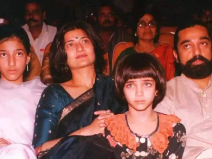 सारिका ठाकुर ने दिग्गज अभिनेता कमल हासन को डेट किया. लिव इन के दौरान एक्ट्रेस मां बन गई. इसके बाद कपल ने शादी तो की लेकिन ये रिश्ता ज्यादा दिन तक नहीं चल पाया.