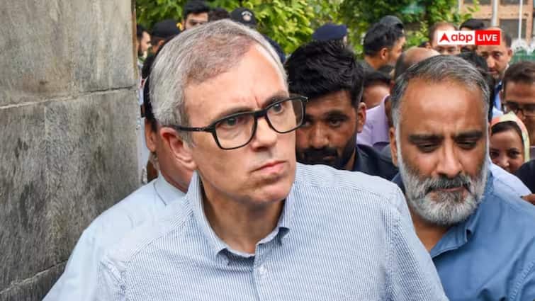 Omar Abdullah criticized by BJP for honoring rioters violating law and targeting media in jammu Kashmir ann Jammu-Kashmir: BJP का CM उमर अब्दुल्ला पर गंभीर आरोप, 'खुलेआम कर रहे कानून का उल्लंघन'
