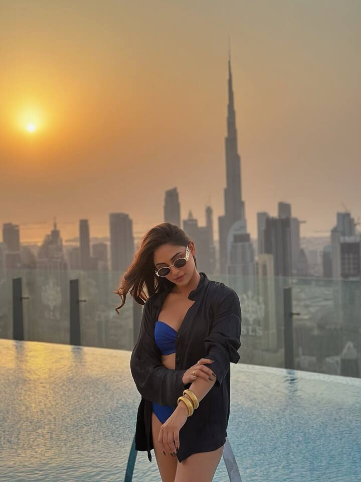 इन तस्वीरों में क्रिस्टल ब्लू बिकिनी पहने हुए नजर आ रही हैं, जिसमें वो काफी स्टनिंग लग रही हैं.