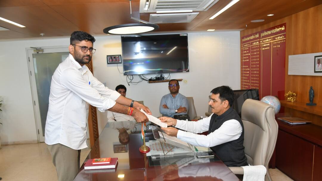 Gujarat Assembly: BJP's Rajendra Chavda, AAP's Gopal Italia Sworn In As MLAs After Bypoll Wins Gujarat Assembly BJP Rajendra Chavda AAP Gopal Italia Sworn In As MLAs After Bypoll Wins Gujarat Assembly: BJP's Rajendra Chavda, AAP's Gopal Italia Sworn In As MLAs After Bypoll Wins