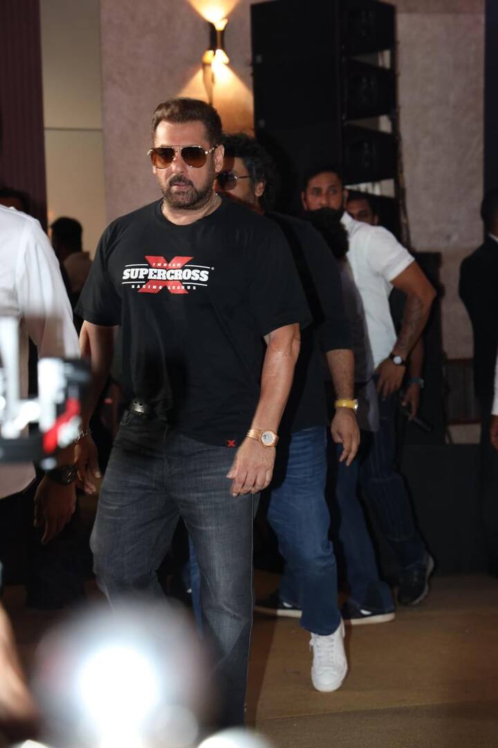 उन्होंने ब्लैक टी-शर्ट, ब्लैक जींस और साथ में शेड्स भी पहने हुए थे, जो उनके लुक को और भी डैशिंग बना रहा था.