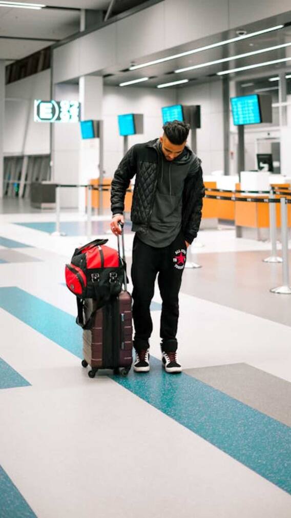 विमान प्रवासात चुकूनही 'हे' सामान घेऊ नका!