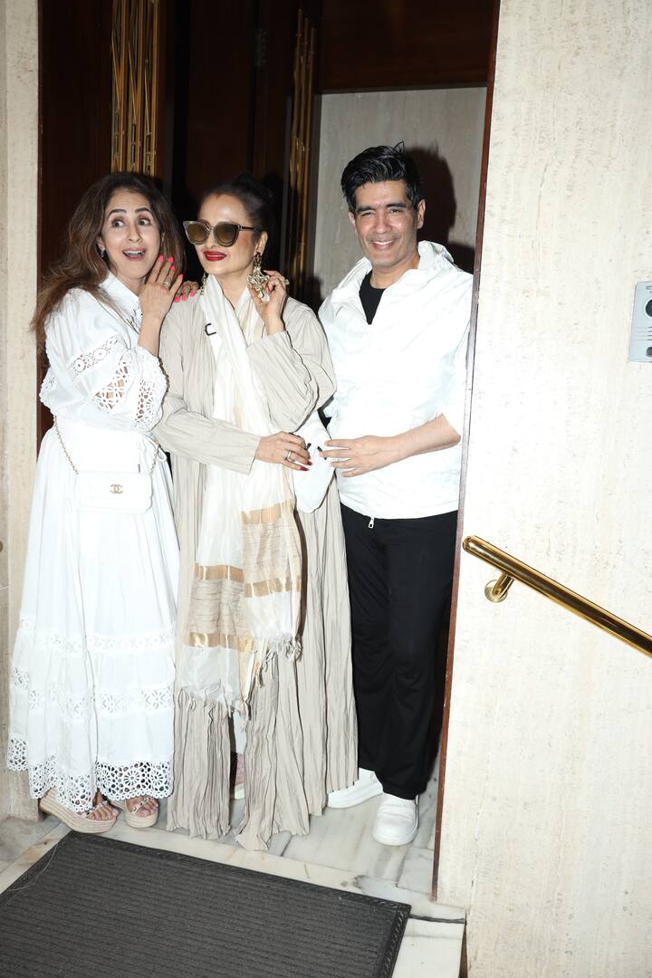 रेखा इस बार ट्रेडिशनल कांजीवरम साड़ी छोड़कर एक नए और स्टाइलिश अंदाज में नजर आईं.