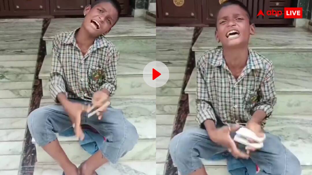 तेरा ध्यान किधर है, असली टैलेंट इधर है! राजू से भी जबरदस्त पत्थर बजाकर वायरल हुआ लड़का- देखें वीडियो Boy sang viral song dil pe chalai churiyan with a wonderful tune by playing stones video goes viral तेरा ध्यान किधर है, असली टैलेंट इधर है! राजू से भी जबरदस्त पत्थर बजाकर वायरल हुआ लड़का- देखें वीडियो