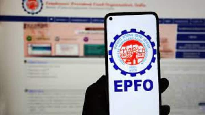 आप सीधे अपने मोबाइल पर पीएफ बैलेंस का पूरा स्टेटस देख सकते हैं. लेकिन इसके लिए सबसे पहले जरूरी है कि आपका यूएएन एक्टिव हो और आपके पीएफ अकाउंट से लिंक हो. अगर यूएएन एक्टिवेट नहीं है तो ईपीएफओ की वेबसाइट पर जाकर इसे एक्टिवेट करना होगा.