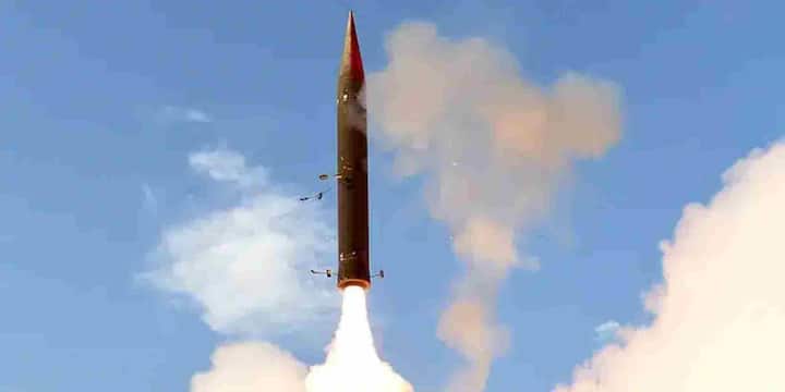 हाल ही में जब ईरान ने इजरायल पर एडवांस बैलिस्टिक मिसाइलें दागीं, तब इजरायल ने करीब 85% मिसाइलों को इंटरसेप्ट करने में सफलता पाई लेकिन फिर भी लगभग 50 मिसाइलें उसके इलाके में आकर गिरीं, जिससे भारी नुकसान हुआ. ऐसे में Arrow-4 को लाने का उद्देश्य है इस सुरक्षा खामी को पूरी तरह खत्म करना, ताकि भविष्य में दुश्मन की एक भी मिसाइल जमीन पर न गिर सके.