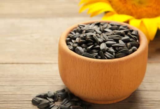 सूरजमुखी के बीज: विटामिन E, मैग्नीशियम और हेल्दी फैट्स से भरपूर सूरजमुखी के बीज एंटीऑक्सीडेंट्स का अच्छा स्रोत हैं, जो शरीर में सूजन को कम कर हृदय को सुरक्षित रखते हैं. नमक रहित रोस्टेड बीजों को स्नैक की तरह खाया जा सकता है.