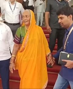 नाकात नथ, इरकलचं लुगडं; सभापती बनलेल्या लेकाला पाहण्यास आई विधिमंडळात येते तेव्हा...