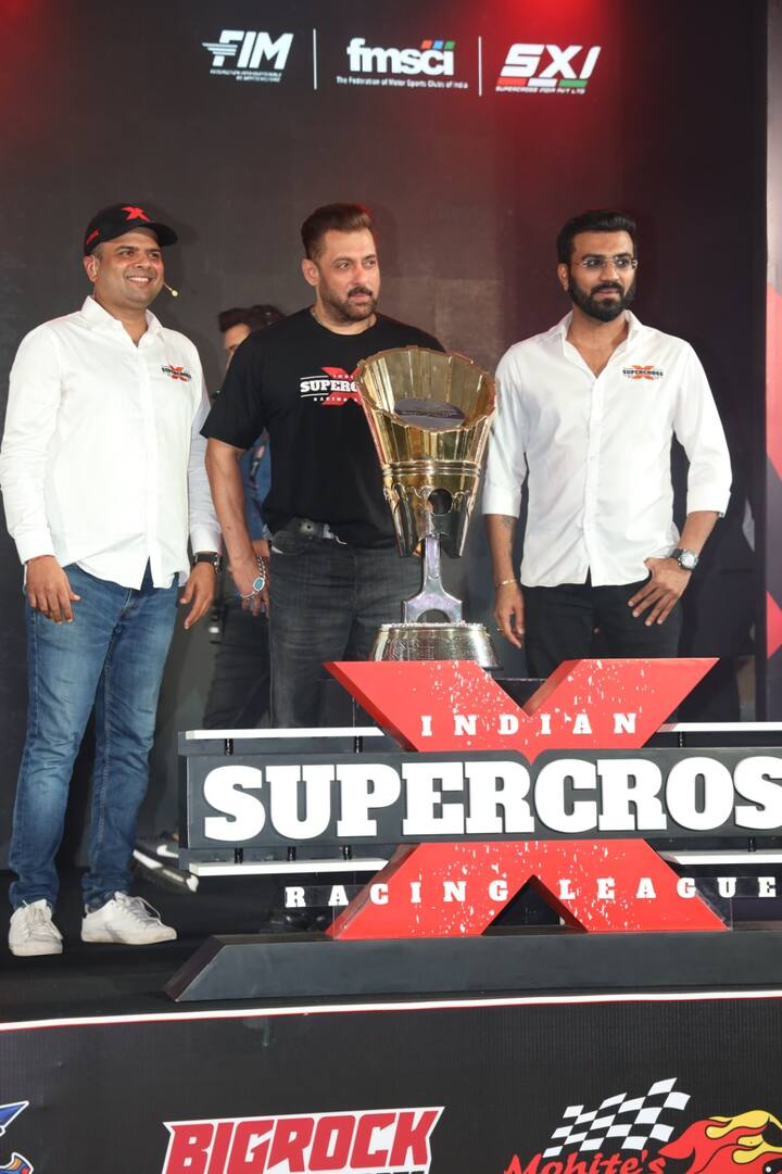 बॉलीवुड एक्टर सलमान खान इंडियन सुपरक्रॉस रेसिंग लीग के इवेंट में शामिल हुए, जहां उनका लुक सबका ध्यान खींच रहा था.