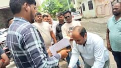 राजस्थान: भीलवाड़ा में सड़क खोदने पर भड़के मेयर, जेईएन के पकड़े पैर, शहर में बना चर्चा का विषय