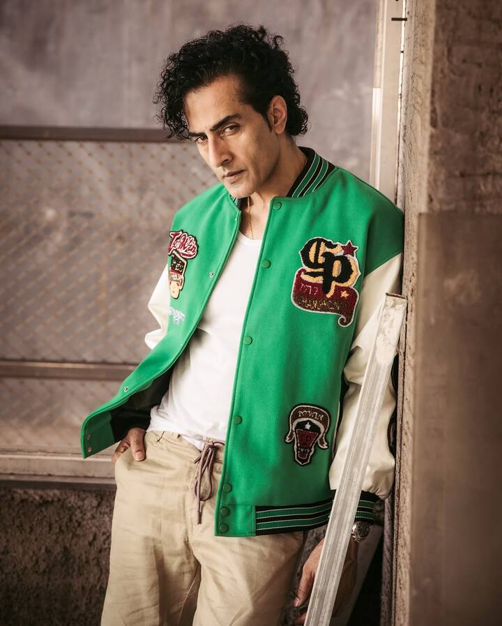 वो सिंपल मिडल क्लास परिवार से आते हैं. अपने परवरिश का जिक्र करते हुए उन्होंने कहा कि वैसे वो उत्तराखंड के रहने वाले हैं लेकिन उनका पैतृक घर गोरखपुर में है.