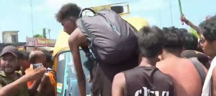 सब कुछ एबीपी न्यूज के कैमरे पर कैद हुआ जिसमें  सड़क पर लाठी-डंडों के साथ खुद को ‘भोले का भक्त’ बताने वाले इन लोगों ने उन कांवड़ियों को निशाना बनाया जो गंगाजल लेकर वाहन से घर लौट रहे थे.